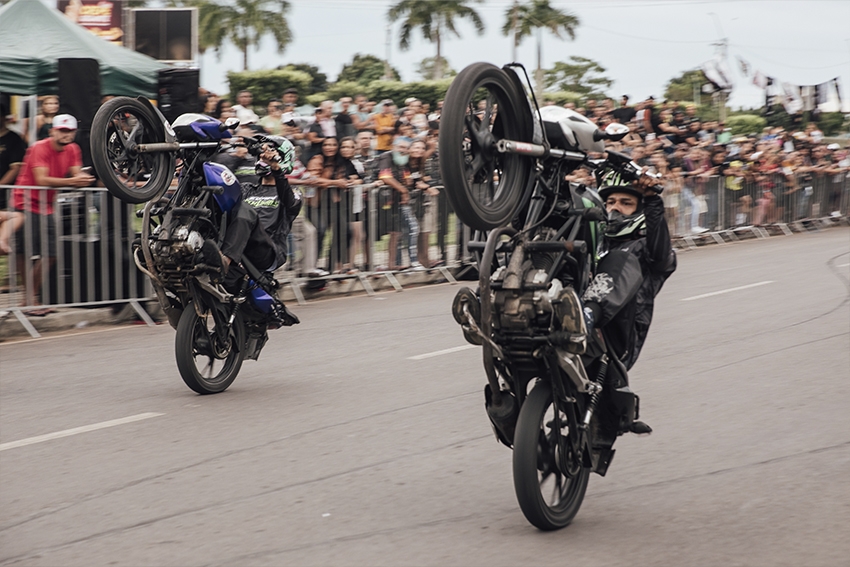 Manobras radicais da equipe Louro Jhow encantam o público no Moto Fest